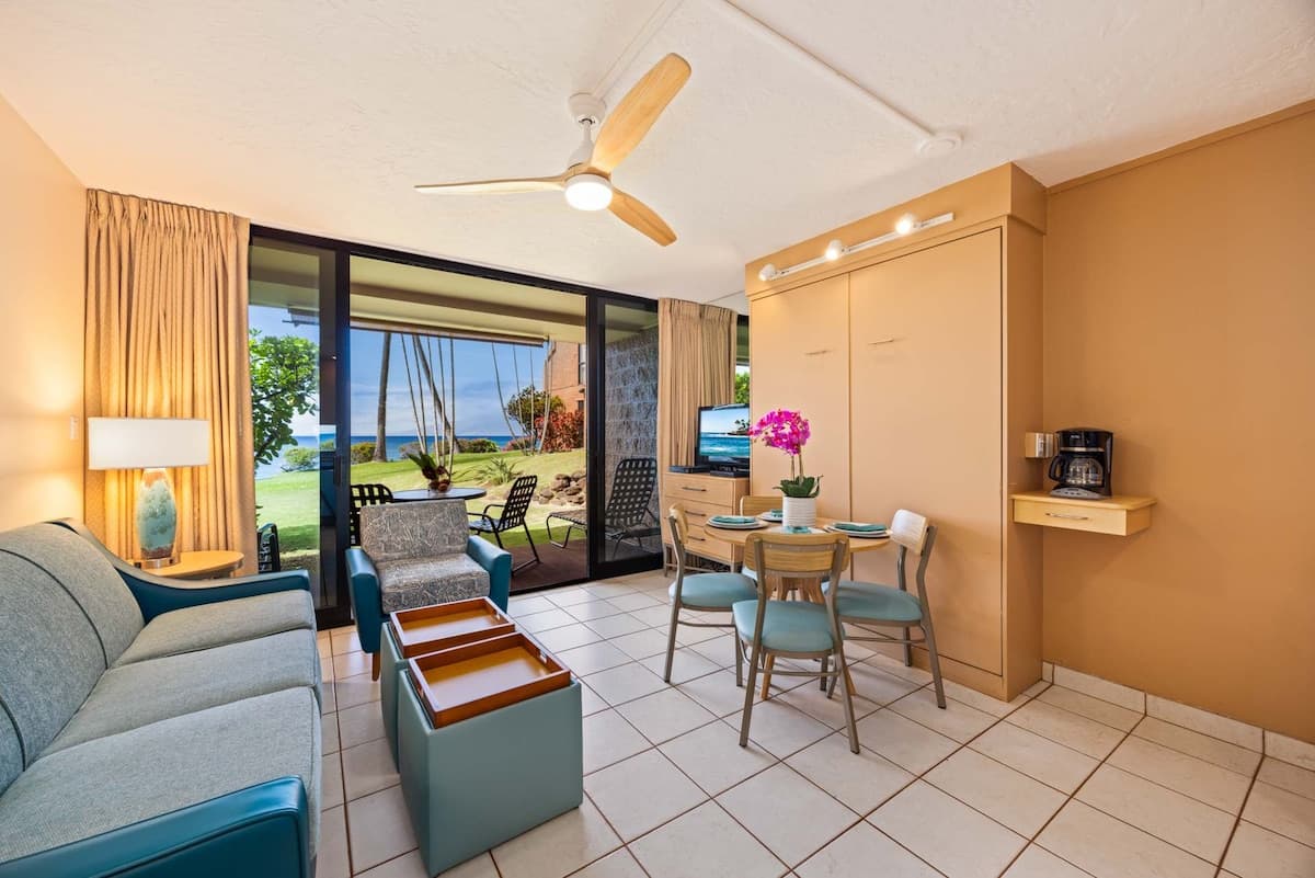 Condo in Lahaina · ★4.71 · 1 bedroom · 2 beds · 1 shared bath - Photo 1