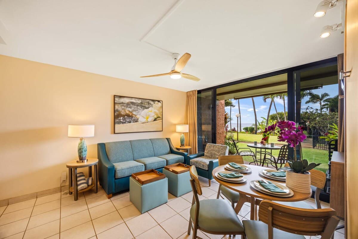 Condo in Lahaina · ★4.9 · 1 bedroom · 2 beds · 1 shared bath - Photo 3