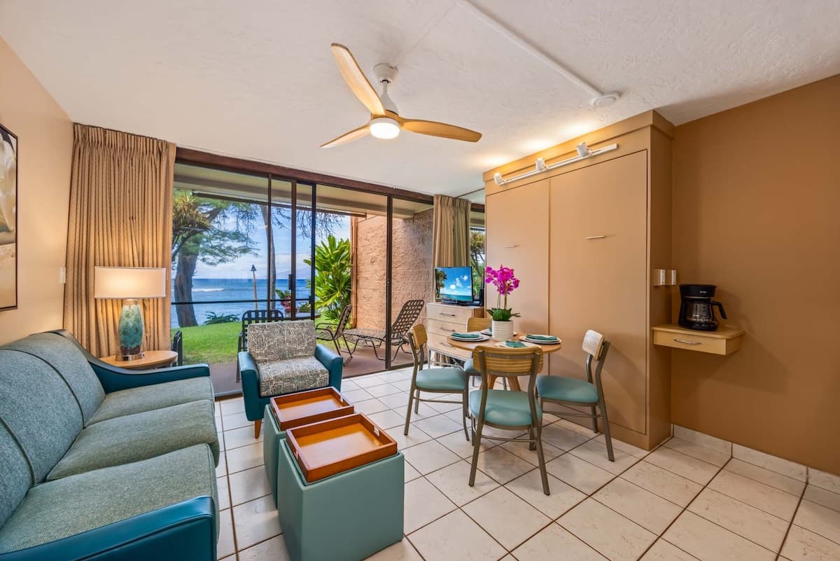 Condo in Lahaina · ★4.9 · 1 bedroom · 2 beds · 1 shared bath - Photo 1