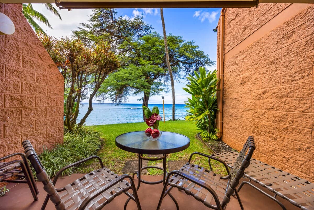 Condo in Lahaina · ★4.9 · 1 bedroom · 2 beds · 1 shared bath - Photo 2