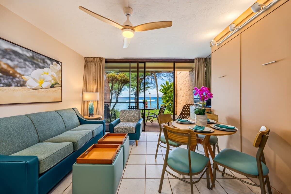 Condo in Lahaina · ★4.9 · 1 bedroom · 2 beds · 1 shared bath - Photo 5