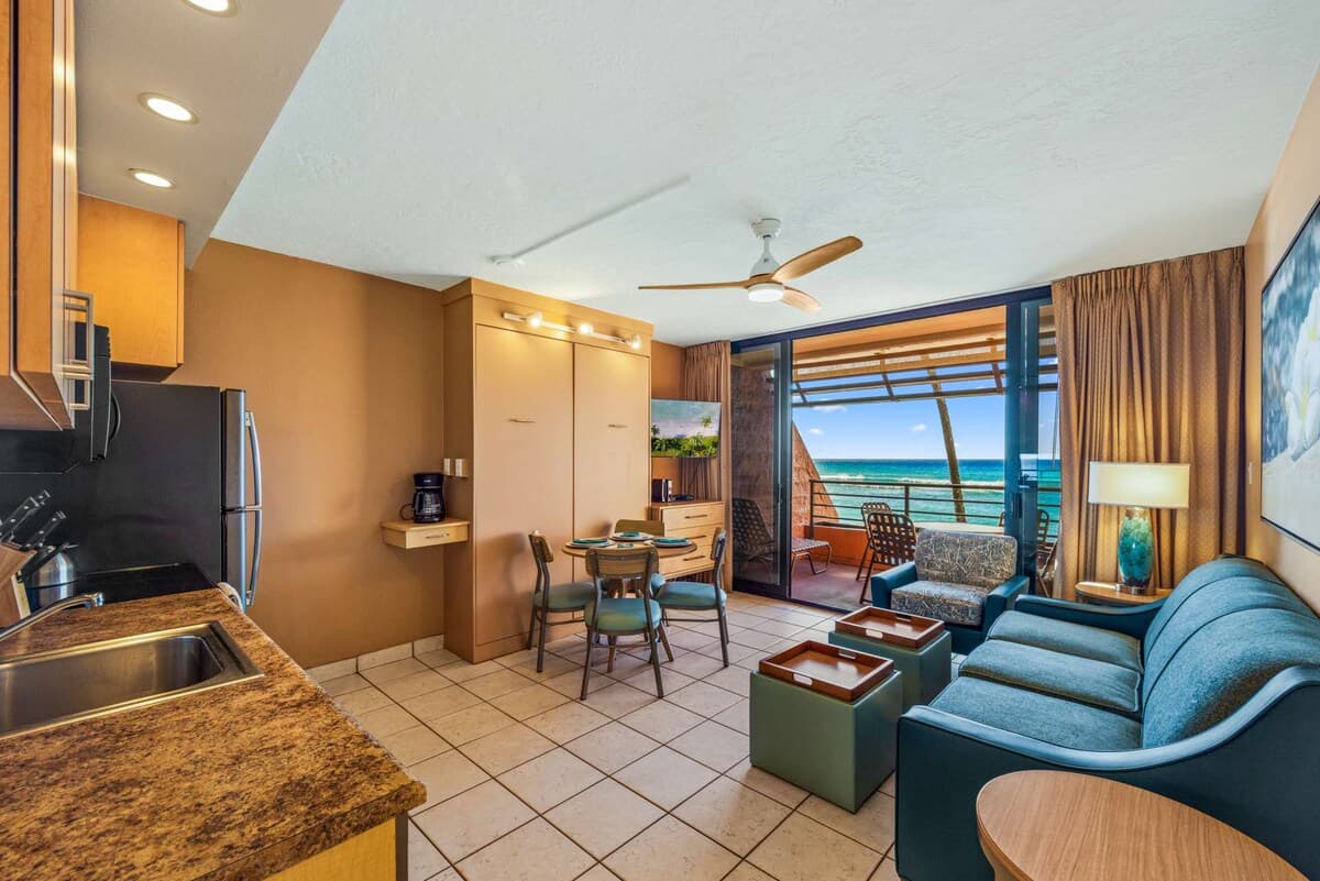 Condo in Lahaina · ★4.75 · 1 bedroom · 2 beds · 1 shared bath - Photo 3