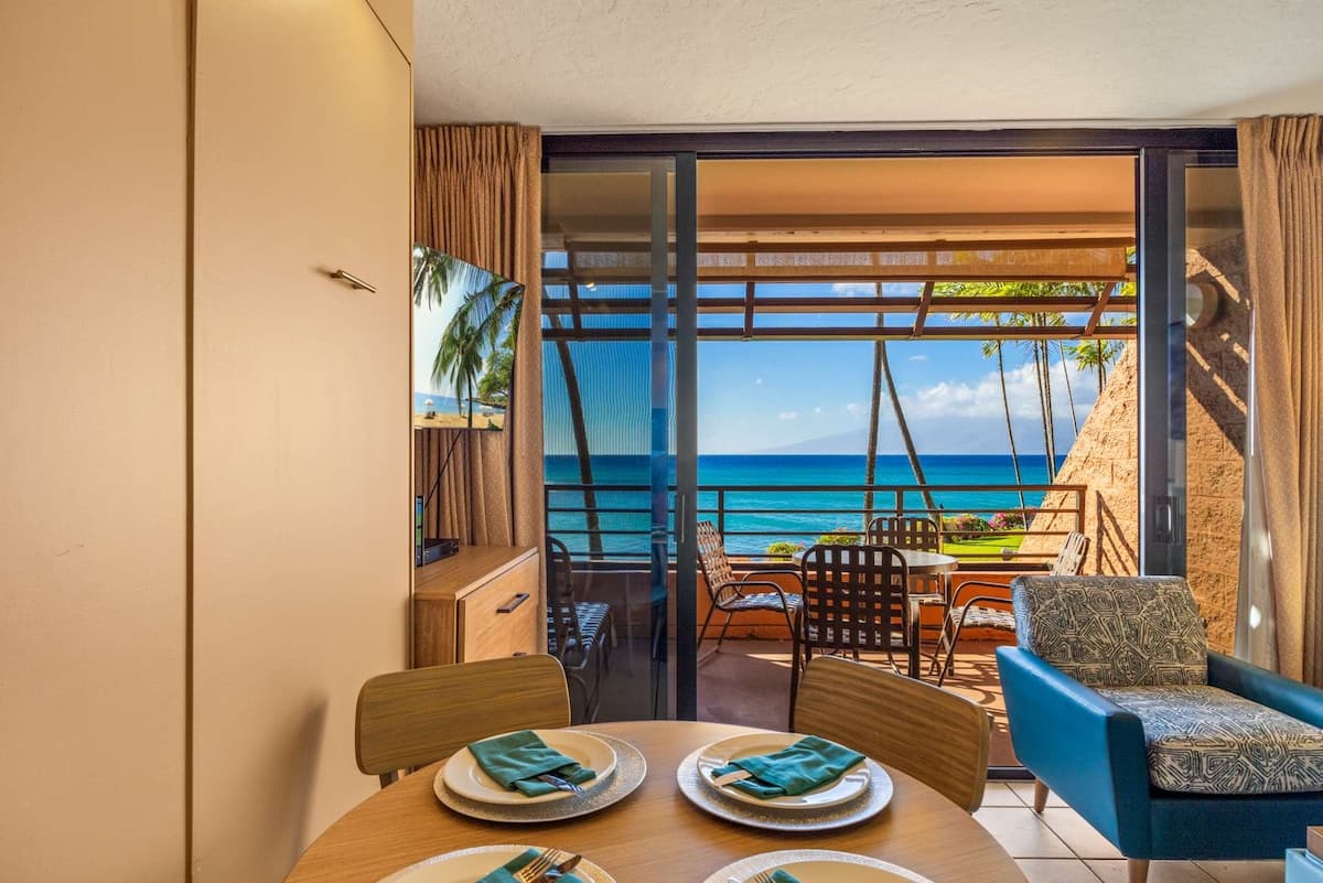 Condo in Lahaina · ★4.75 · 1 bedroom · 2 beds · 1 shared bath - Photo 1