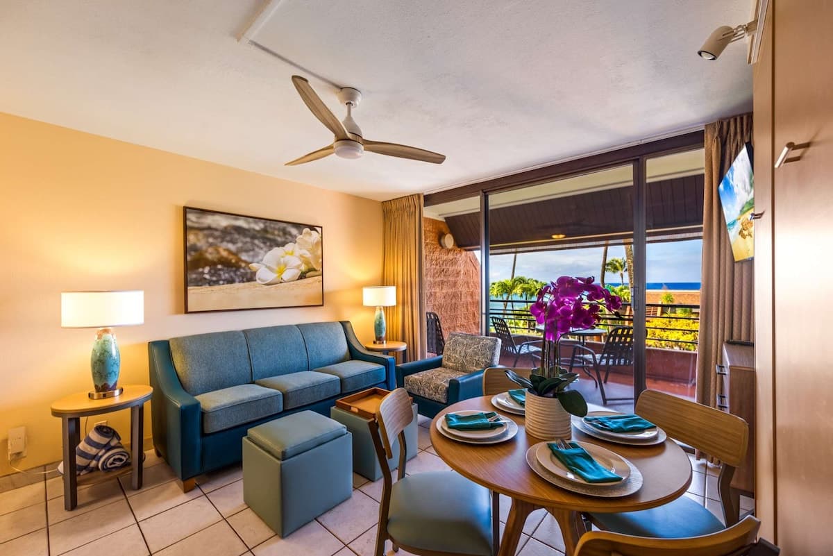 Condo in Lahaina · ★4.92 · 1 bedroom · 2 beds · 1 shared bath - Photo 4