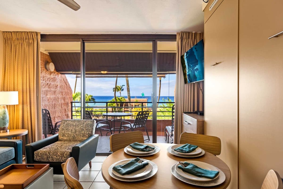 Condo in Lahaina · ★4.92 · 1 bedroom · 2 beds · 1 shared bath - Photo 5