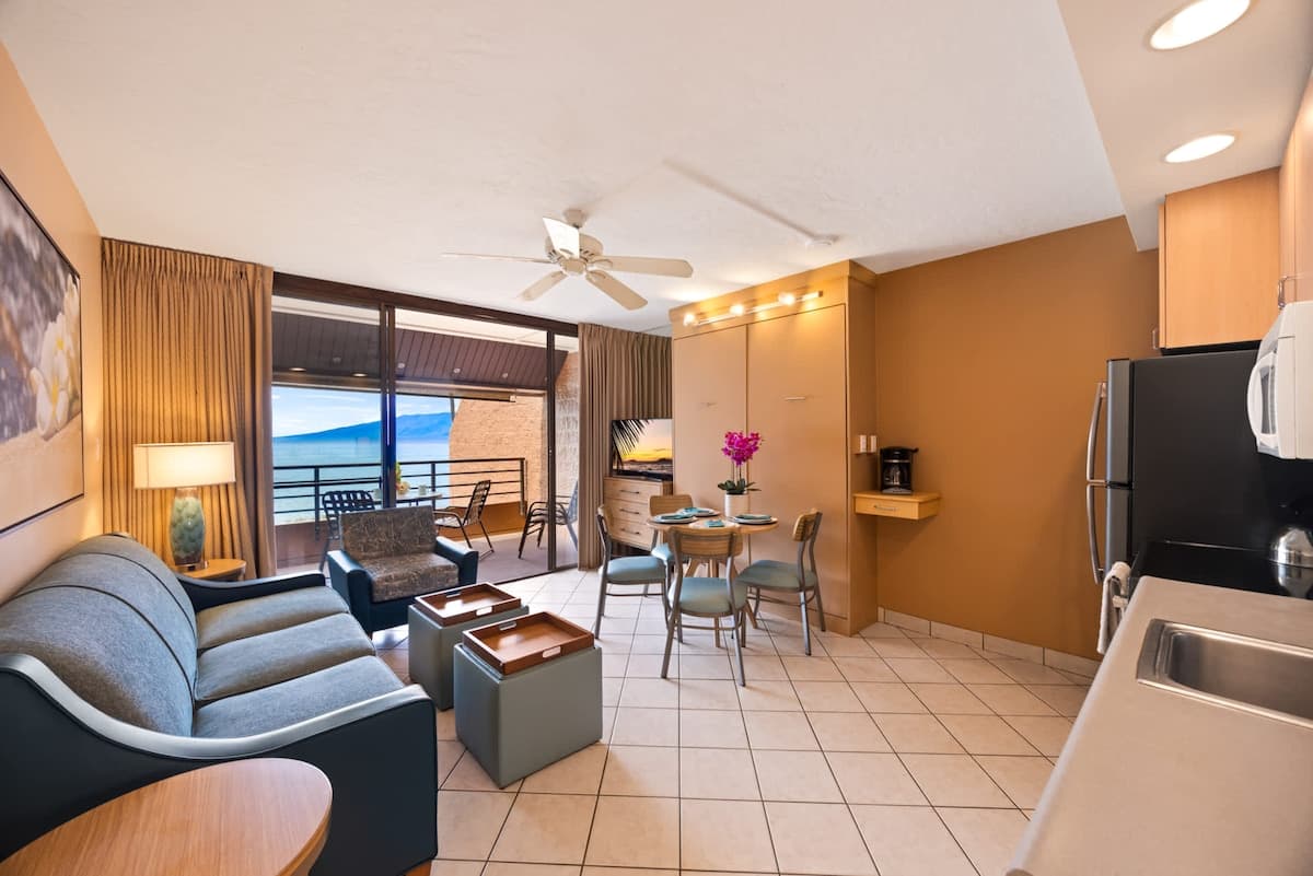 Condo in Lahaina · ★4.92 · 1 bedroom · 2 beds · 1 shared bath - Photo 3
