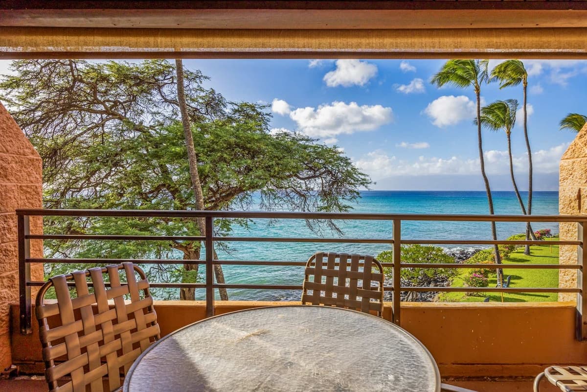 Condo in Lahaina · ★4.91 · 1 bedroom · 2 beds · 1 shared bath - Photo 2