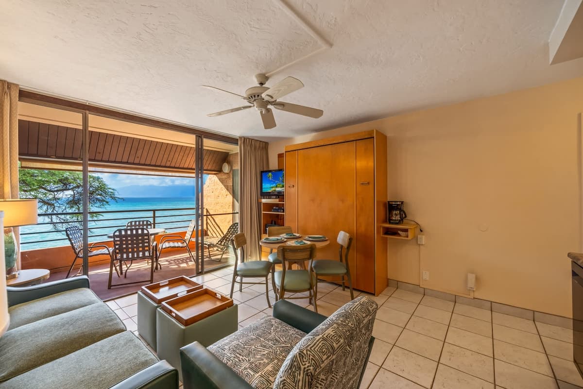 Condo in Lahaina · ★4.91 · 1 bedroom · 2 beds · 1 shared bath - Photo 1