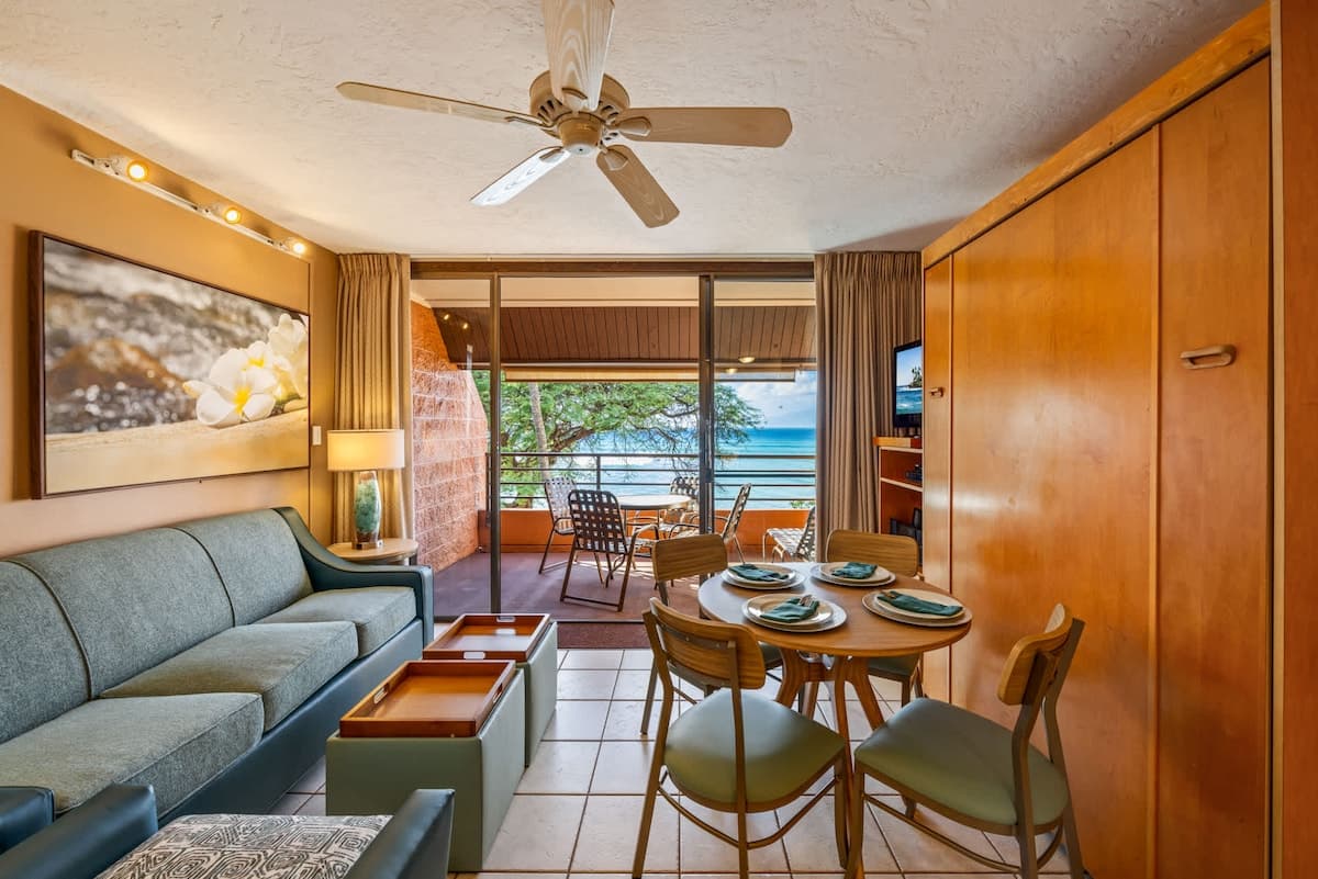 Condo in Lahaina · ★4.91 · 1 bedroom · 2 beds · 1 shared bath - Photo 4