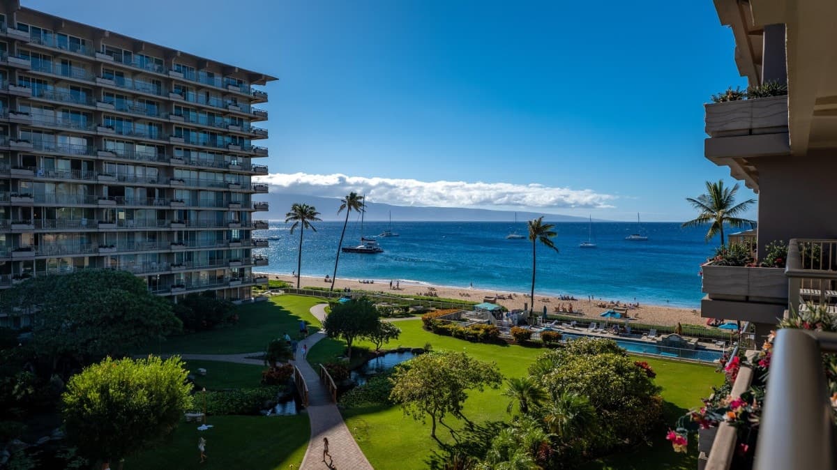 Condo in Lahaina · ★5.0 · 2 bedrooms · 4 beds · 2 private baths - Photo 3