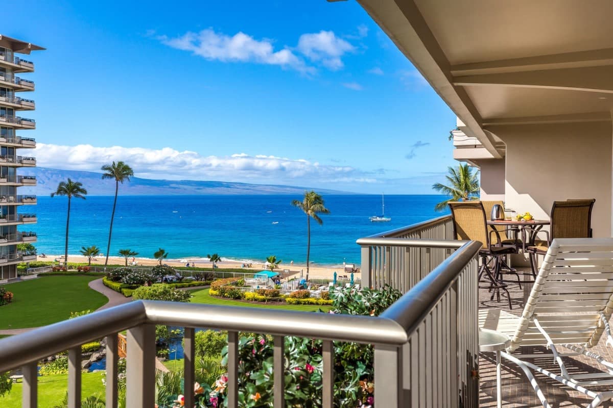 Condo in Lahaina · ★5.0 · 2 bedrooms · 4 beds · 2 private baths - Photo 2