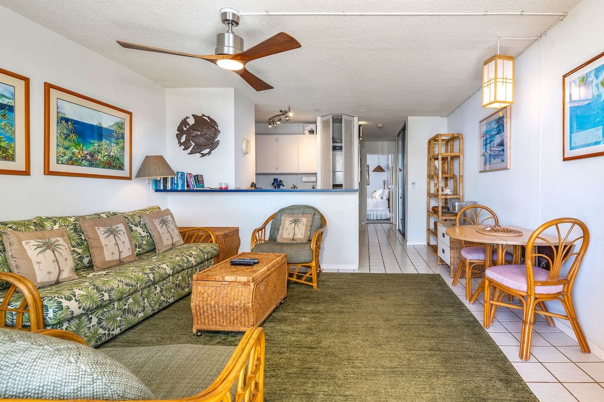 Condo in Wailuku · ★4.82 · 1 bedroom · 2 beds · 1 private bath - Photo 2