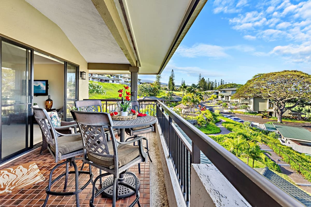 Condo in Lahaina · ★4.86 · 1 bedroom · 2 beds · 1.5 private baths - Photo 3