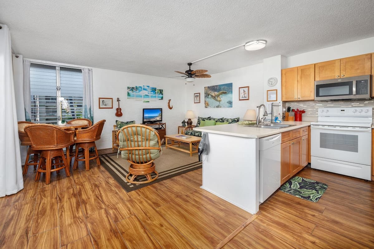 Condo in Kailua-Kona · ★4.63 · 1 bedroom · 2 beds · 1 private bath - Photo 5