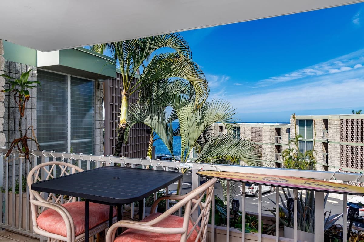 Condo in Kailua-Kona · ★4.63 · 1 bedroom · 2 beds · 1 private bath - Photo 2
