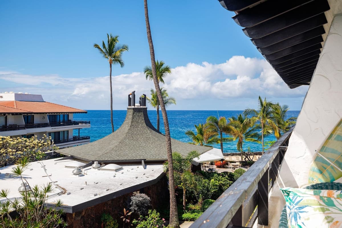 Condo in Kailua-Kona · ★4.7 · 1 bedroom · 2 beds · 1 private bath - Photo 2