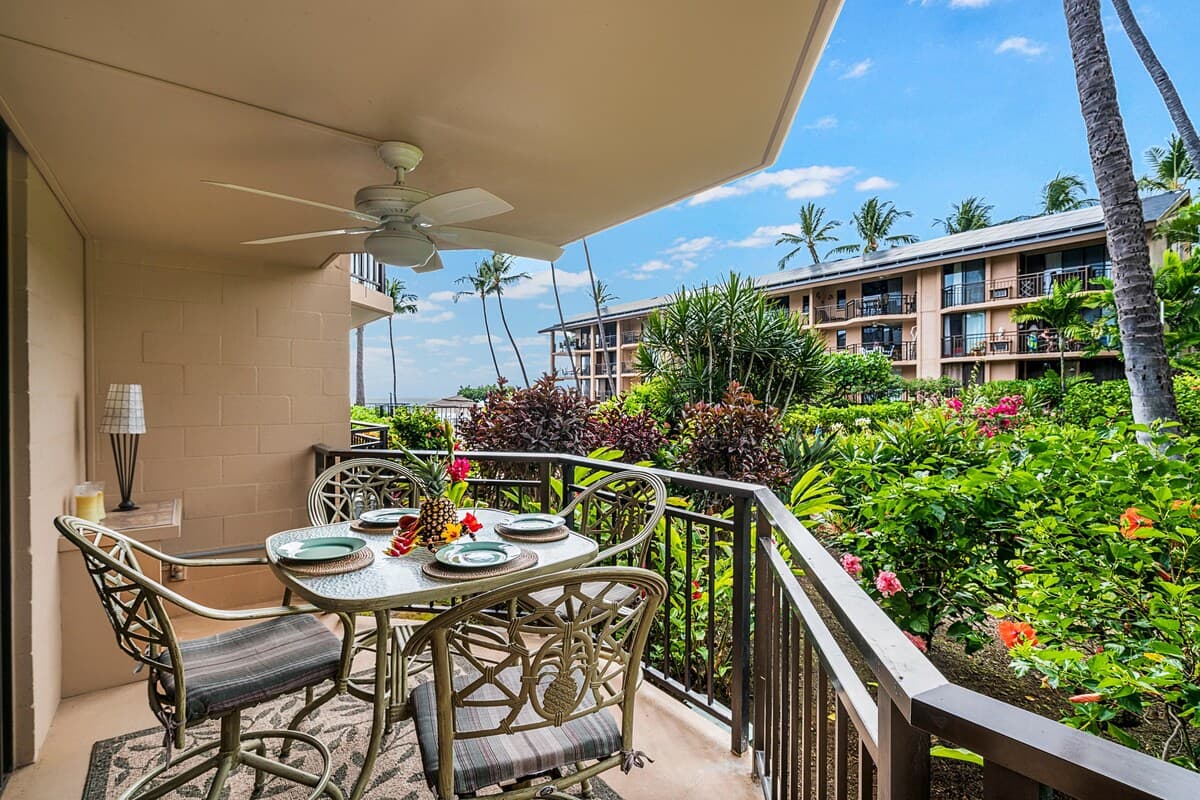Condo in Kailua-Kona · ★4.4 · 1 bedroom · 2 beds · 1 private bath - Photo 2
