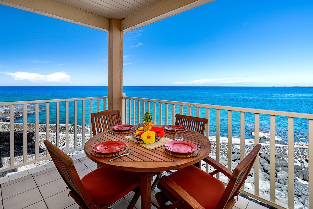 Condo in Kailua-Kona · ★4.68 · 2 bedrooms · 4 beds · 2 private baths - Photo 2