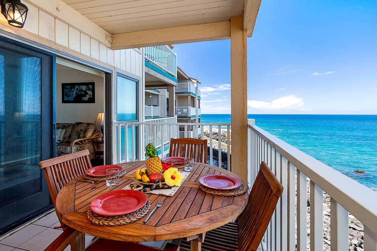 Condo in Kailua-Kona · ★4.68 · 2 bedrooms · 4 beds · 2 private baths - Photo 3