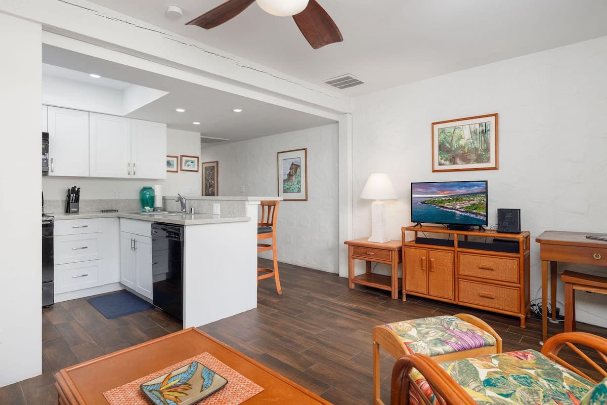 Condo in Kailua-Kona · ★4.6 · 1 bedroom · 2 beds · 1 private bath - Photo 4