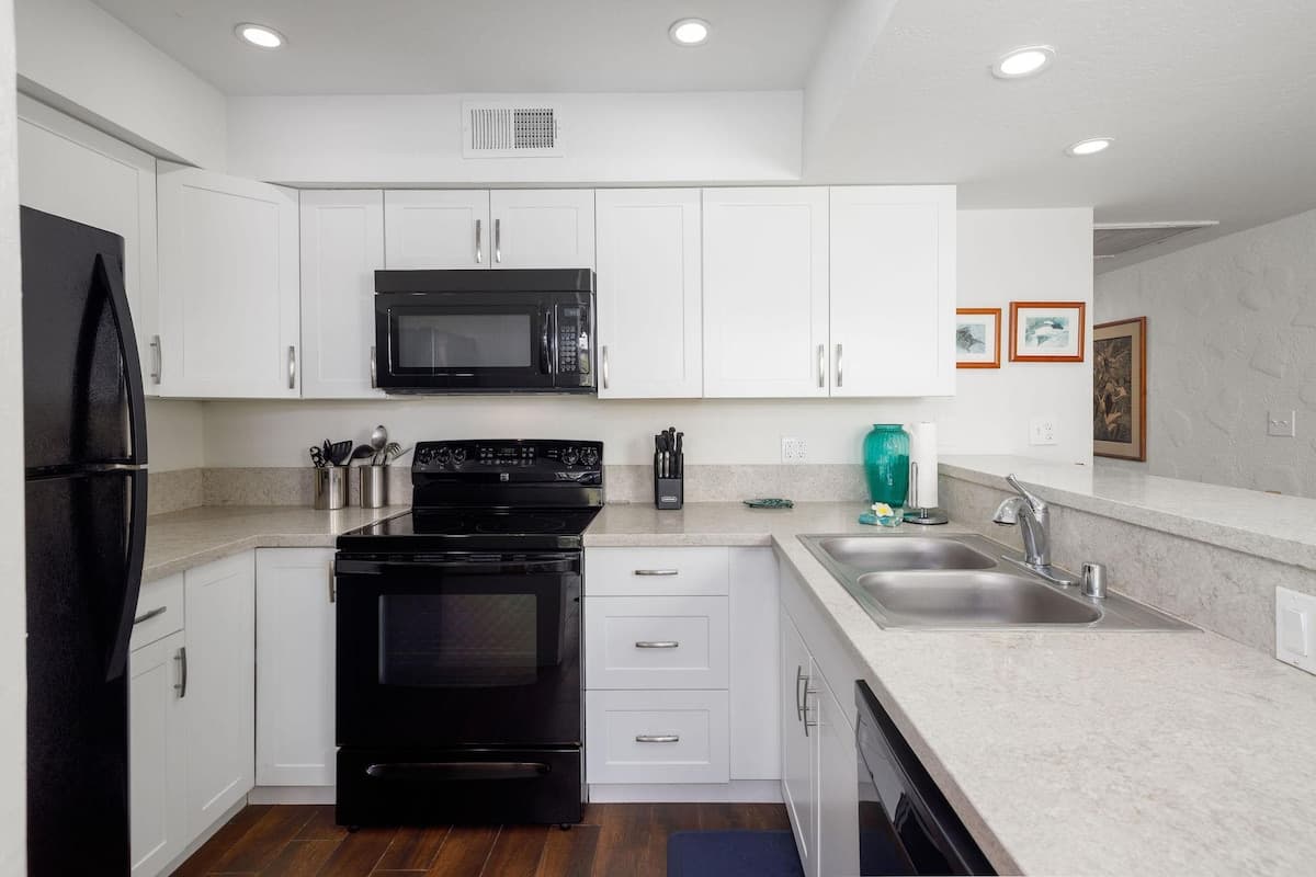 Condo in Kailua-Kona · ★4.6 · 1 bedroom · 2 beds · 1 private bath - Photo 5