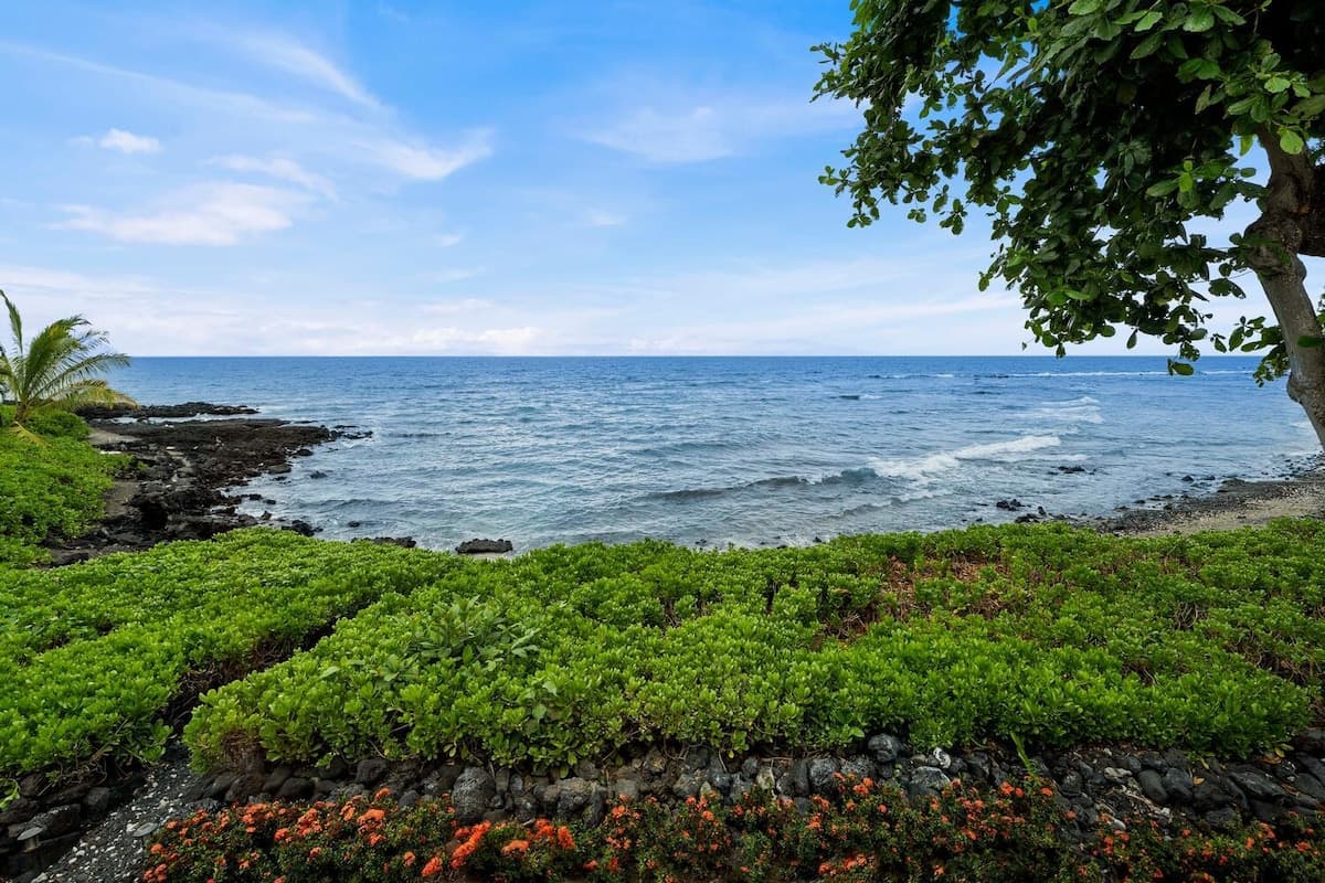 Condo in Kailua-Kona · ★4.56 · 2 bedrooms · 2 beds · 2 baths - Photo 3