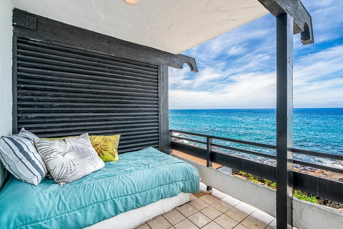 Condo in Kailua-Kona · ★4.68 · 2 bedrooms · 4 beds · 2 baths - Photo 3