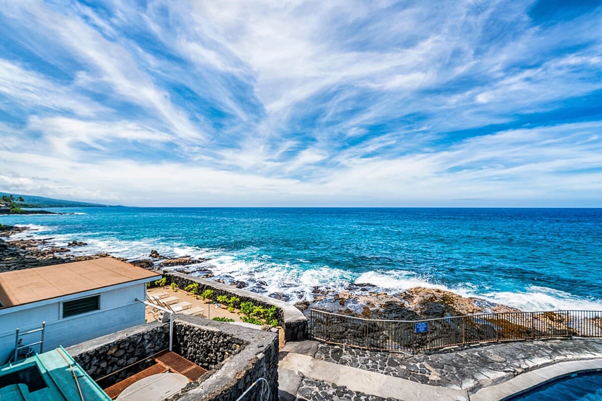 Condo in Kailua-Kona · ★4.68 · 2 bedrooms · 4 beds · 2 baths - Photo 4