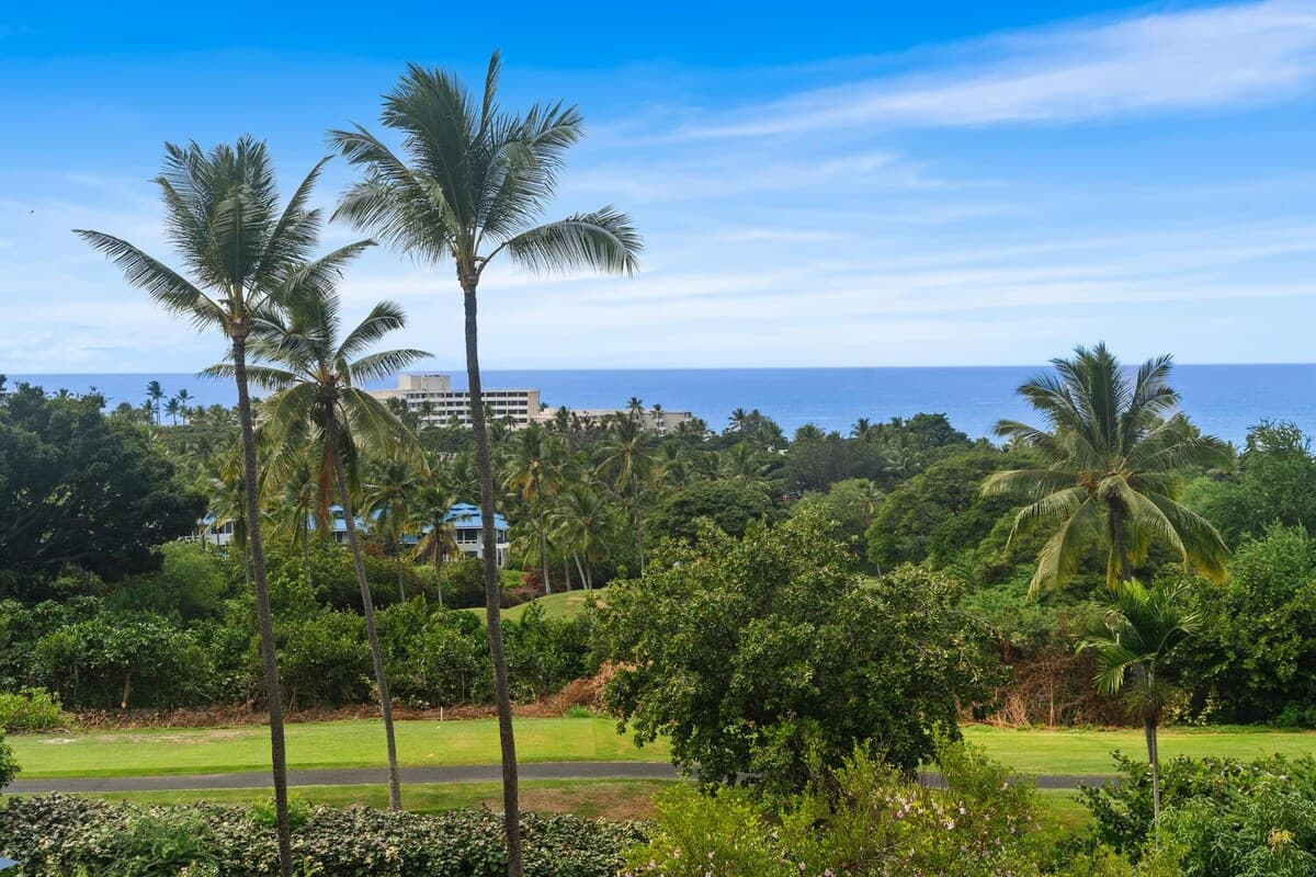 Condo in Kailua-Kona · ★4.76 · 1 bedroom · 2 beds · 2 private baths - Photo 3