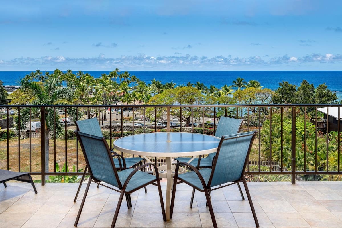 Condo in Kailua-Kona · ★4.81 · 2 bedrooms · 4 beds · 2 private baths - Photo 1