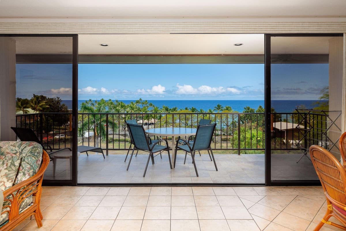 Condo in Kailua-Kona · ★4.81 · 2 bedrooms · 4 beds · 2 private baths - Photo 3