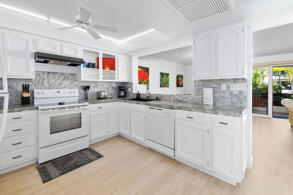 Condo in Kailua-Kona · ★4.94 · 2 bedrooms · 2 beds · 2 baths - Photo 3