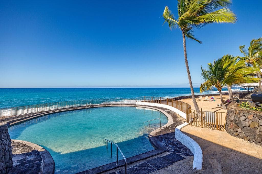 Condo in Kailua-Kona · ★4.94 · 2 bedrooms · 2 beds · 2 baths - Photo 1