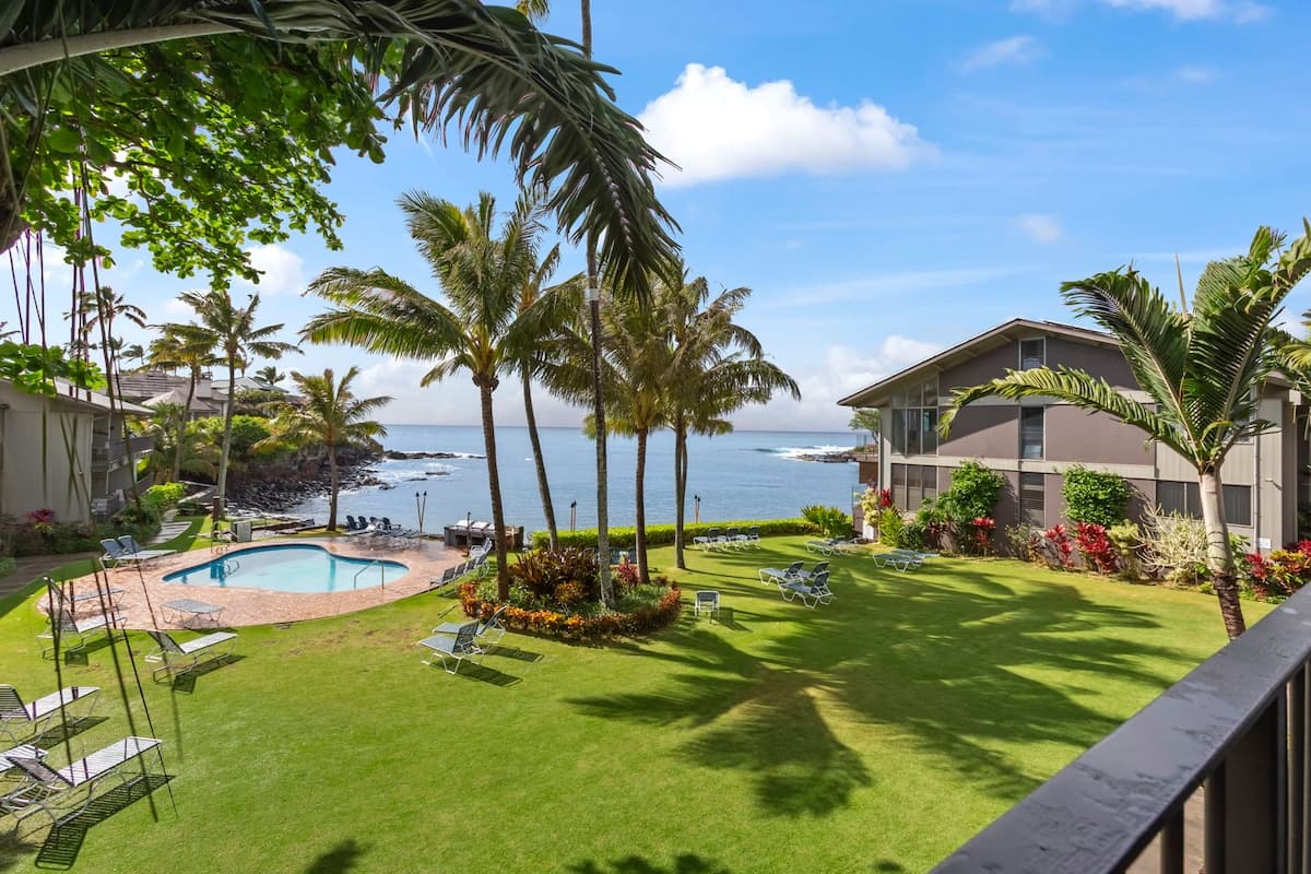 Condo in Lahaina · ★5.0 · 2 bedrooms · 3 beds · 2 baths - Photo 2