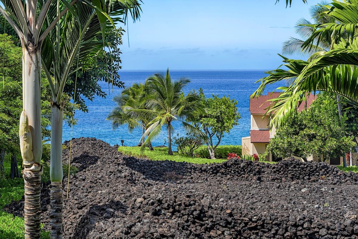 Condo in Kailua-Kona · ★5.0 · 3 bedrooms · 4 beds · 2 private baths - Photo 3
