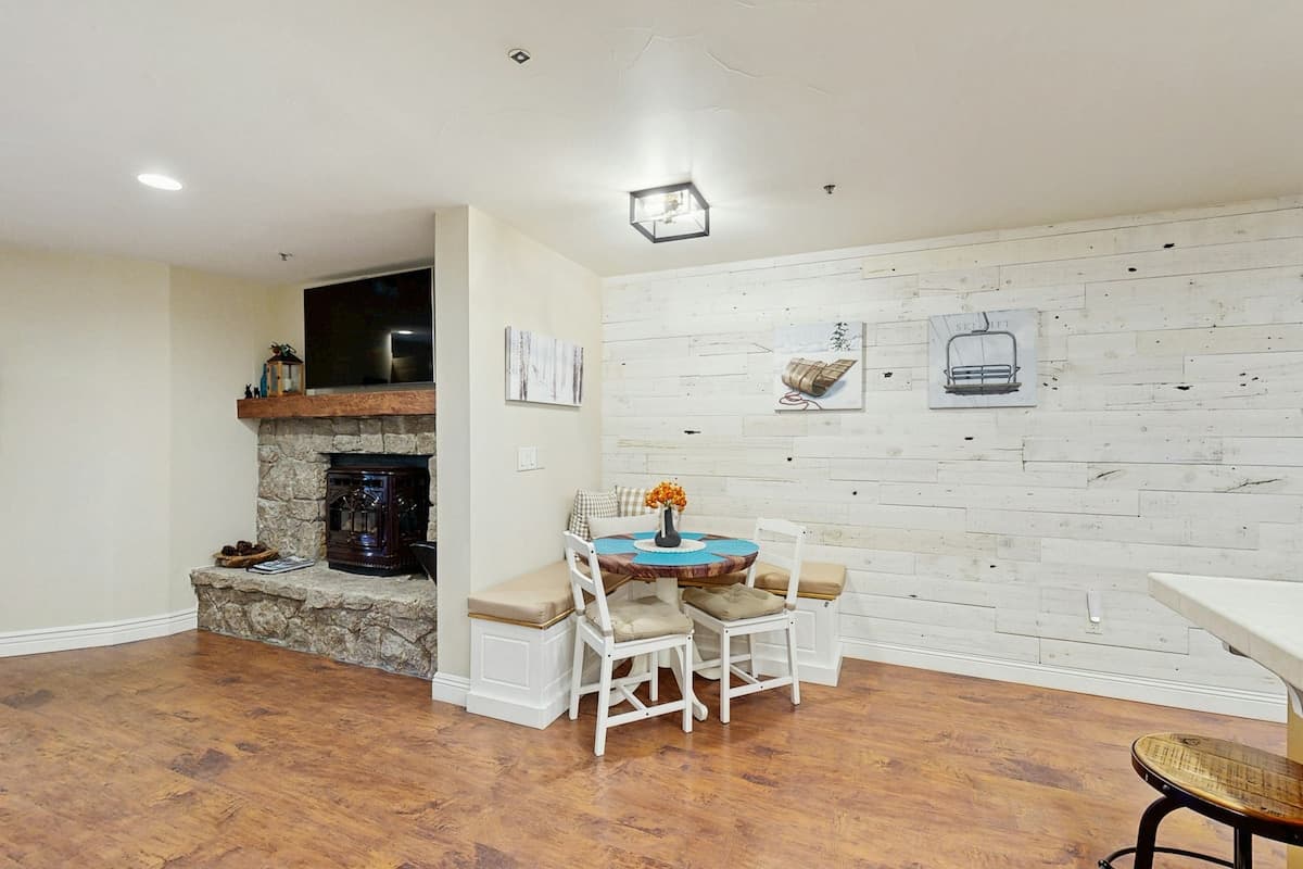 Condo in Incline Village · ★4.67 · 2 bedrooms · 2 beds · 2 private baths - Photo 4