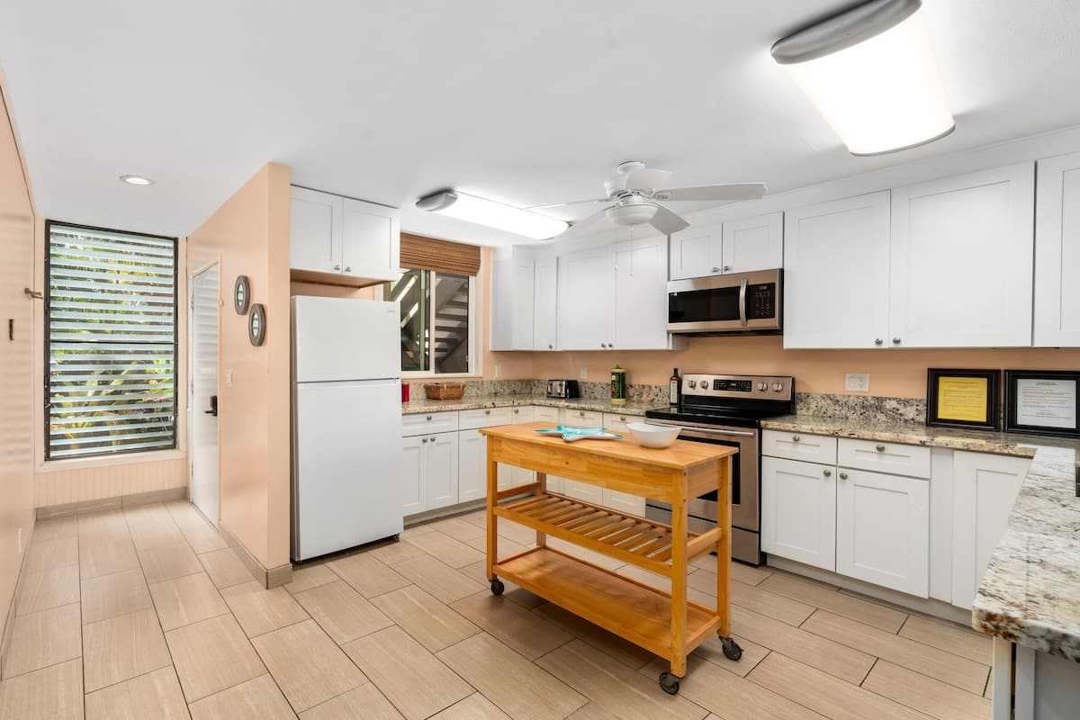 Condo in Kailua-Kona · ★4.6 · 2 bedrooms · 5 beds · 2 shared baths - Photo 5