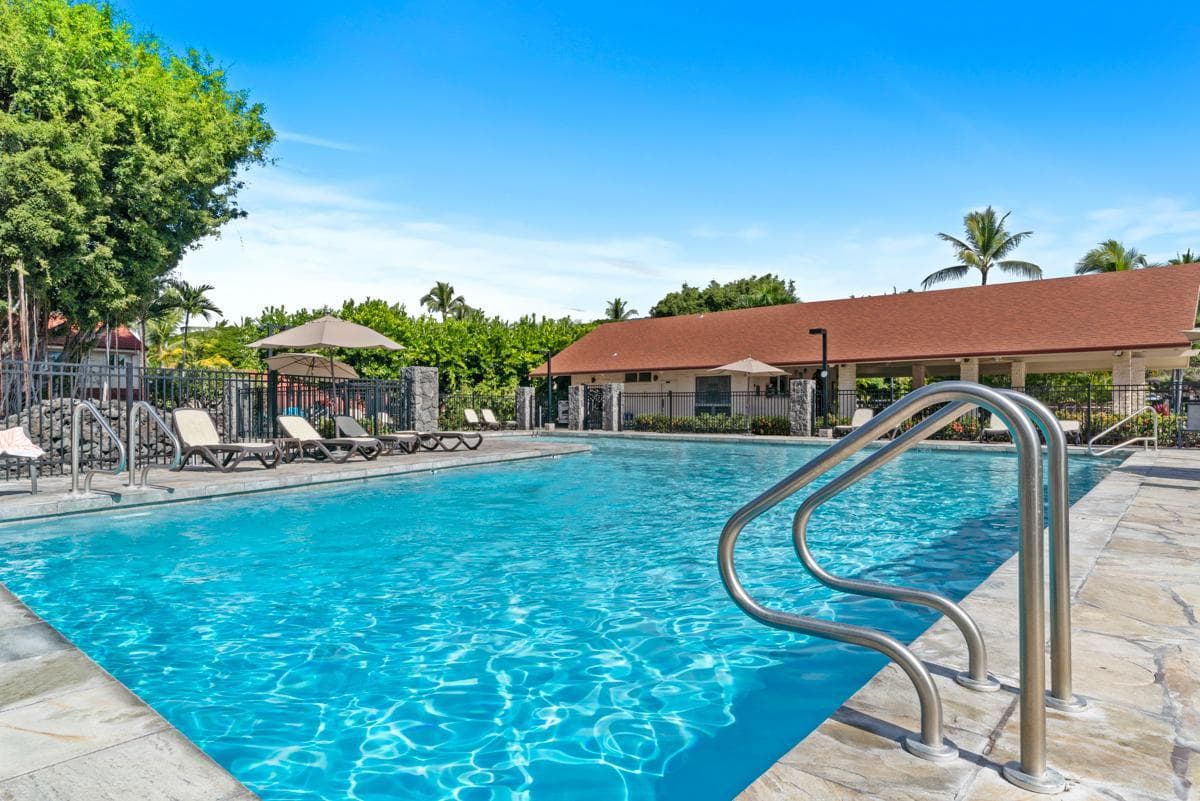 Condo in Kailua-Kona · ★4.6 · 2 bedrooms · 5 beds · 2 shared baths - Photo 4
