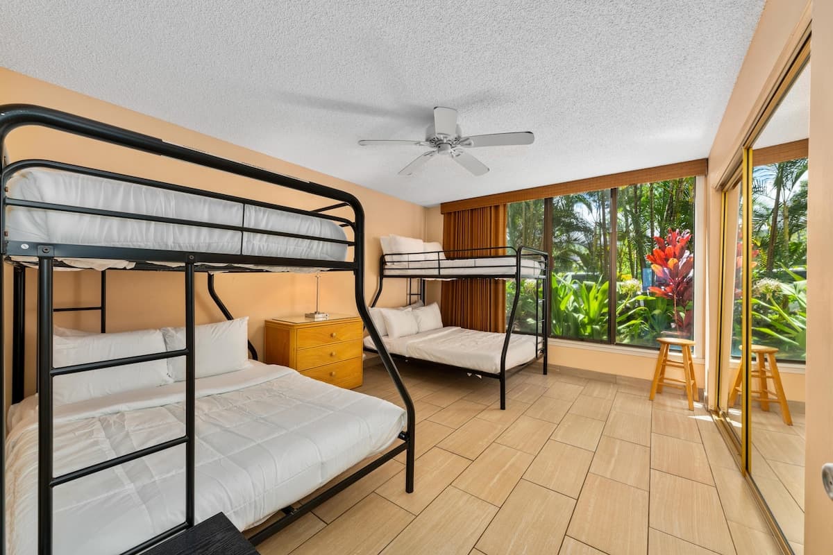 Condo in Kailua-Kona · ★4.6 · 2 bedrooms · 5 beds · 2 shared baths - Photo 3