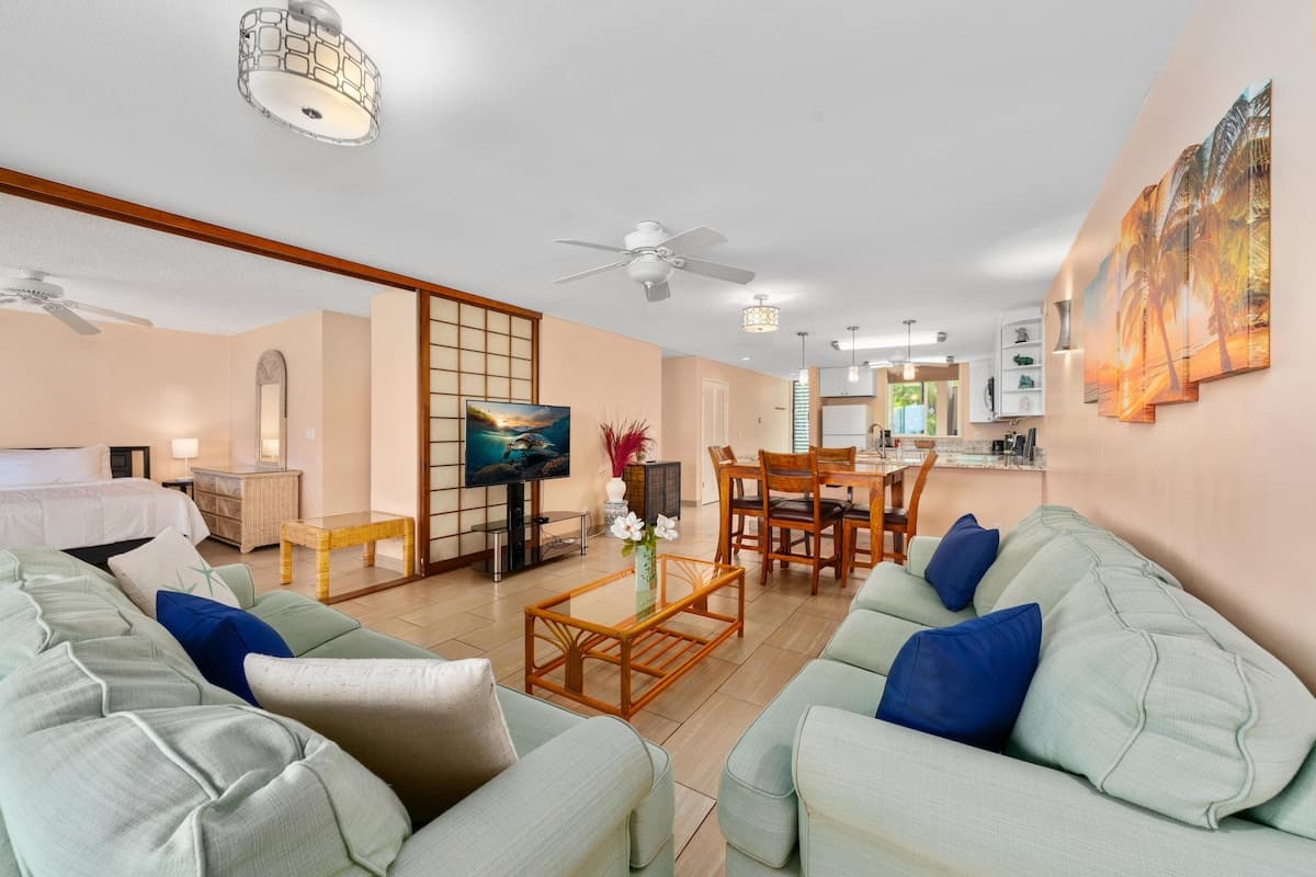 Condo in Kailua-Kona · ★4.6 · 2 bedrooms · 5 beds · 2 shared baths - Photo 2