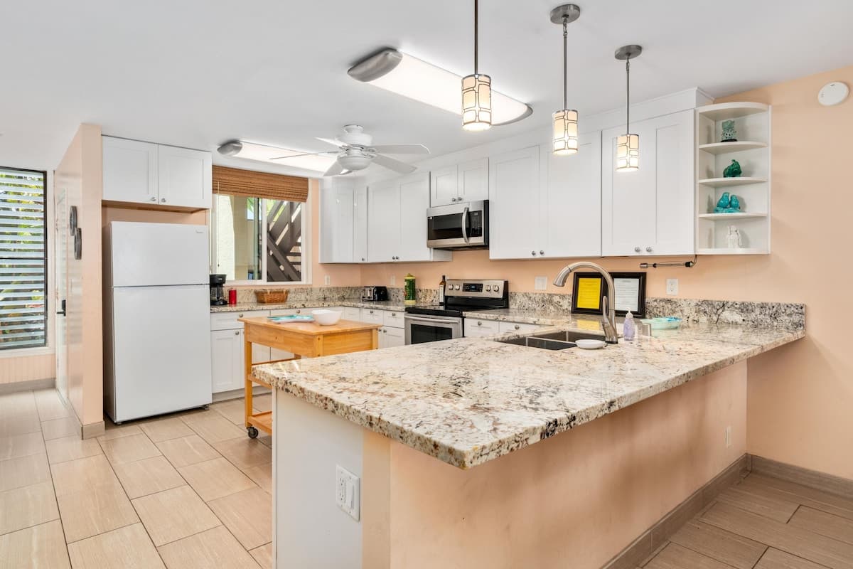 Condo in Kailua-Kona · ★4.6 · 2 bedrooms · 5 beds · 2 shared baths - Photo 1