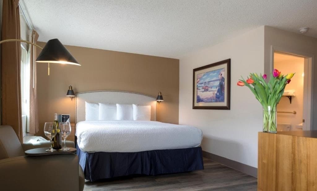 Deluxe Queen Room Near Shell SAN - Photo 1