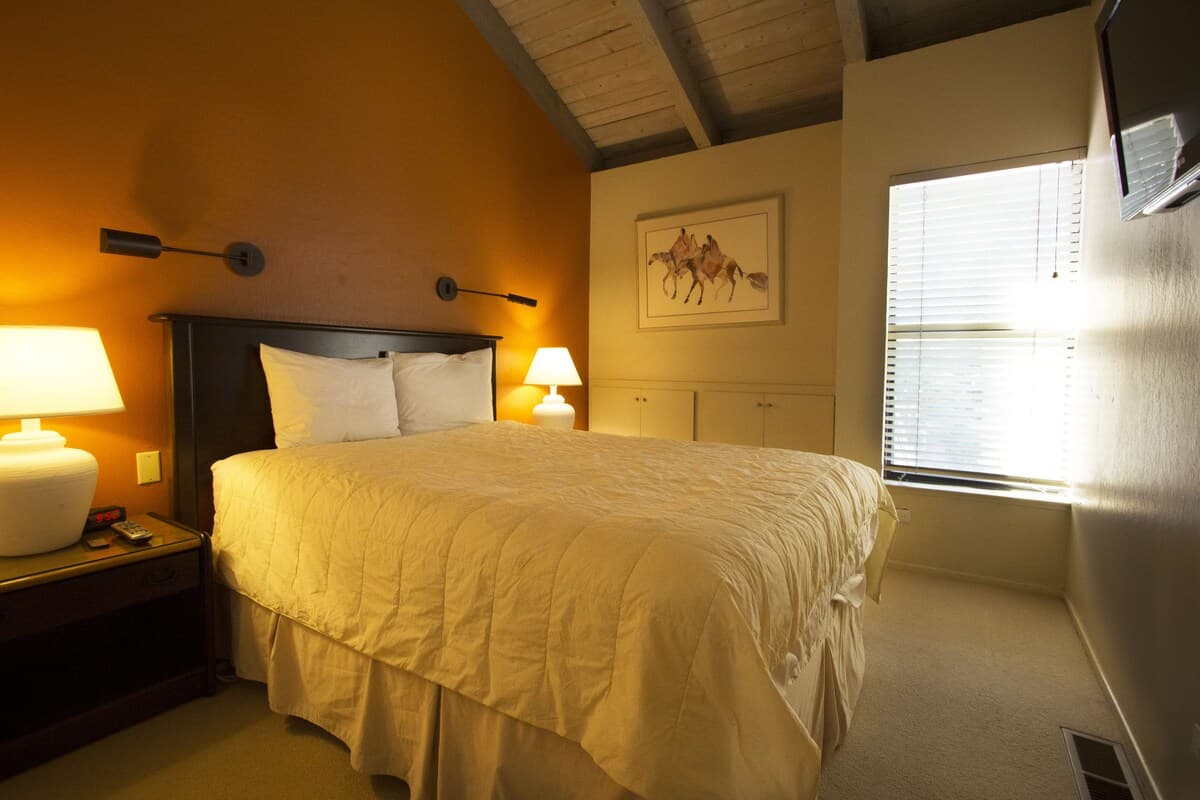 Lakefront Condo with Private Beach Access - Photo 5