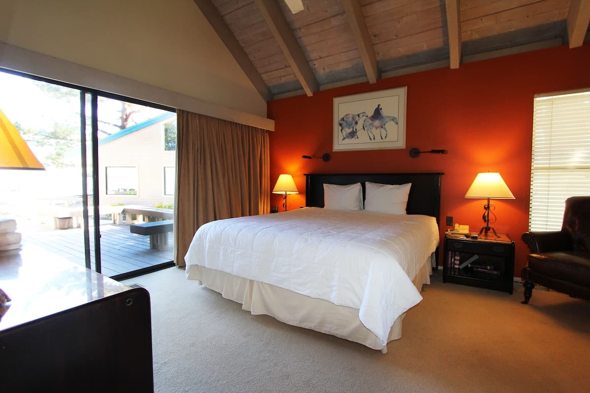 Lakefront Condo with Private Beach Access - Photo 4