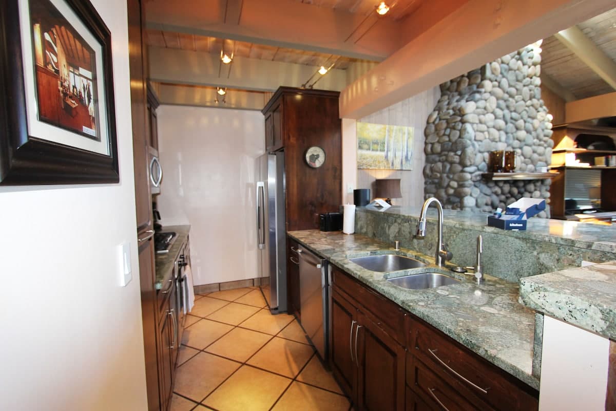 Lakefront Condo with Private Beach Access - Photo 3