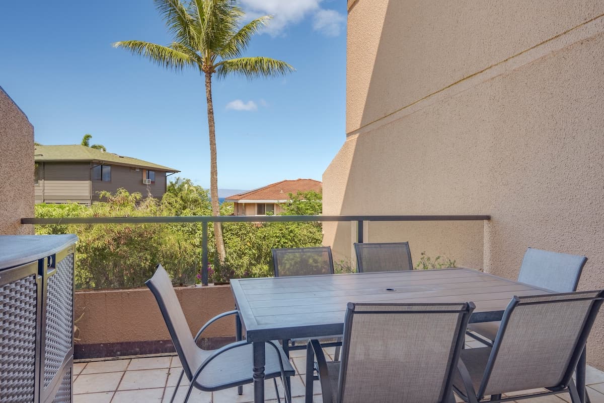 Condo in Lahaina · ★4.93 · 2 bedrooms · 4 beds · 2 shared baths - Photo 3