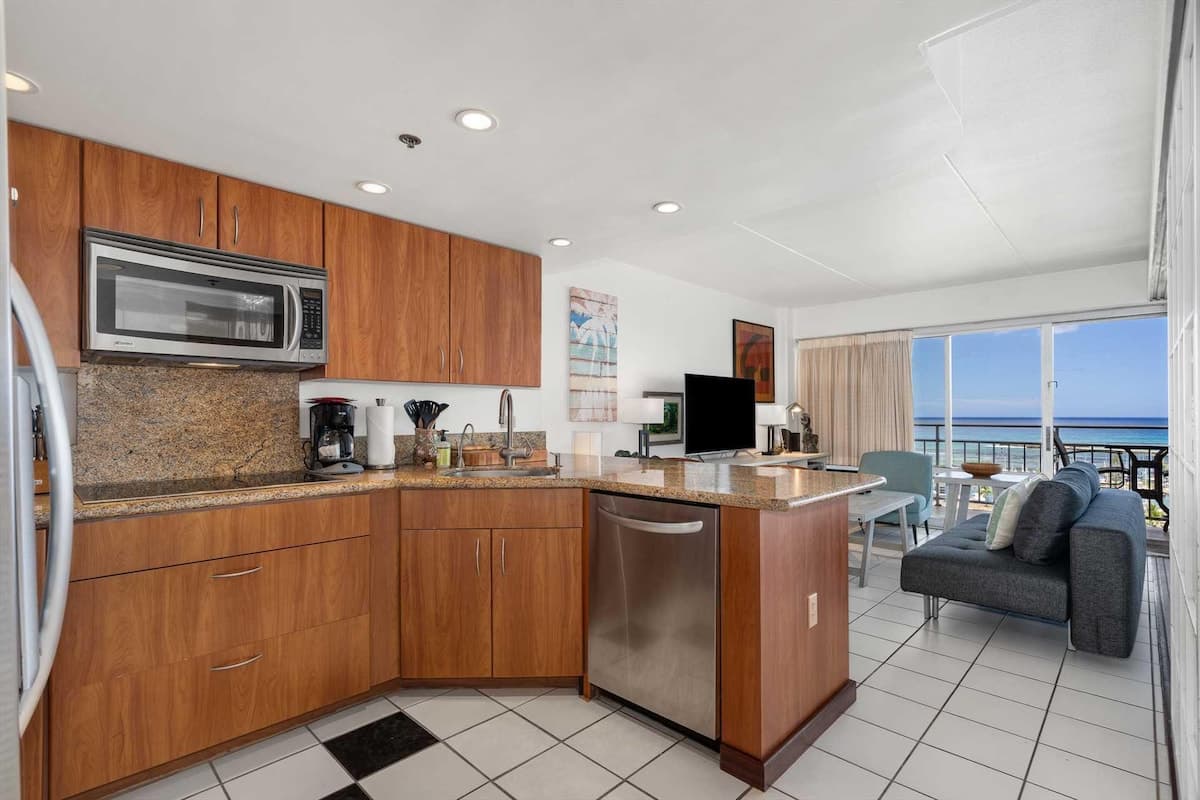Condo in Honolulu · ★4.59 · 1 bedroom · 2 beds · 1 private bath - Photo 2