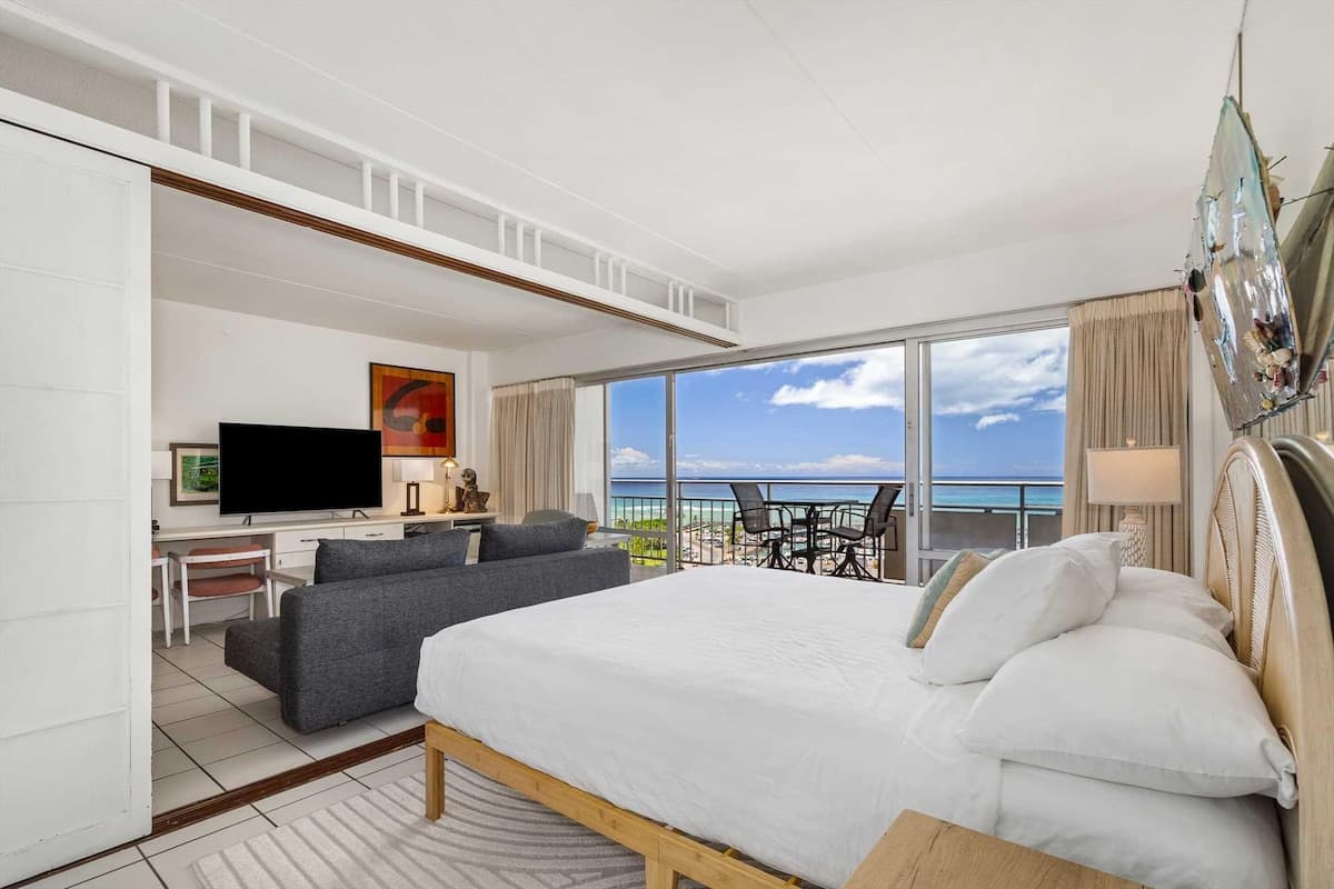 Condo in Honolulu · ★4.59 · 1 bedroom · 2 beds · 1 private bath - Photo 4