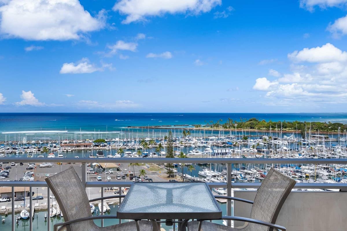 Condo in Honolulu · ★4.59 · 1 bedroom · 2 beds · 1 private bath - Photo 1