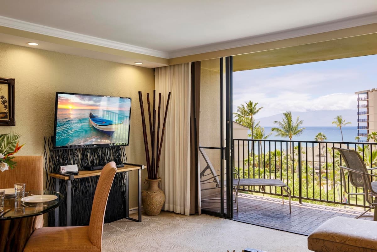 Home in Lahaina · ★4.76 · 1 bedroom · 2 beds · 1 bath - Photo 4